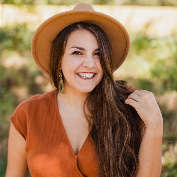 Meet your Posher, Taylor - Picture 2 of 5